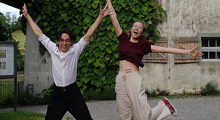 Deux élèves du Conservatoire de Lausanne, Isaure Castioni et Julian Bort, remportent le premier prix au Concours SwissHarp 2024.