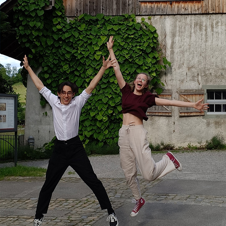 Deux élèves du Conservatoire de Lausanne, Isaure Castioni et Julian Bort, remportent le premier prix au Concours SwissHarp 2024.